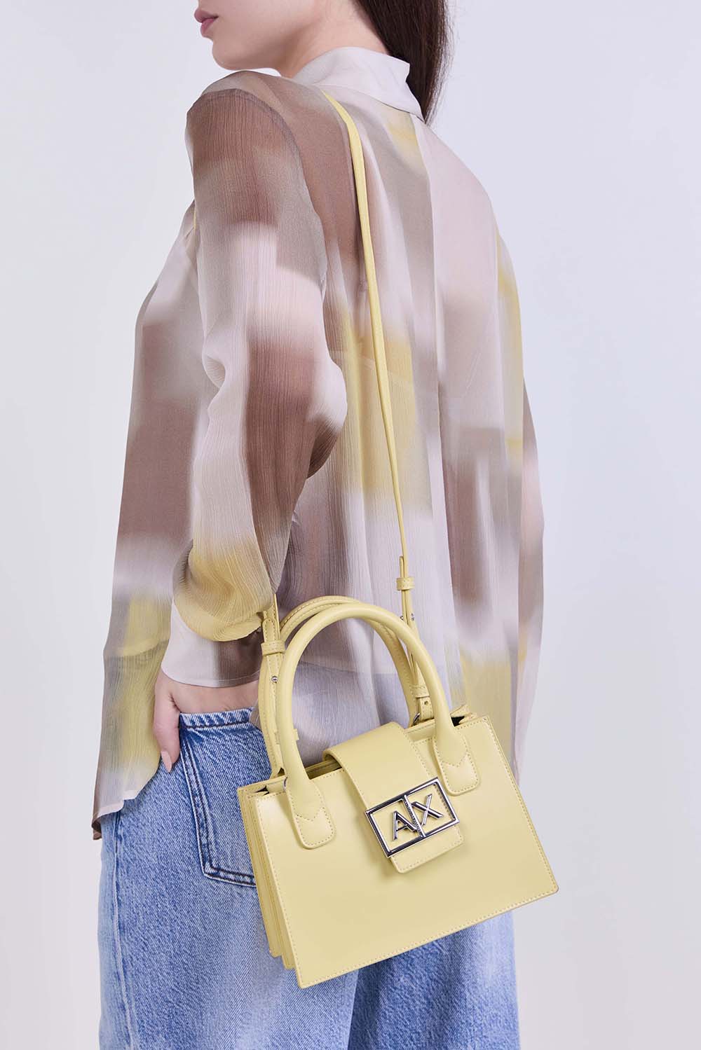 תמונת כל הלוק של תיק קרוסבודי ג'ודי סמול